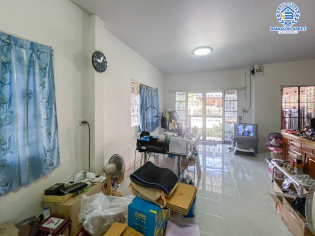 *****บ้านแฝดมือสองชั้นเดียว ย่านนนทบุรี ม.อุดมทรัพย์ บางศรีเมือง บนเนื้อที่ 31.6 ตร.ว. มาพร้อมฟังก์ชัน 3 ห้องนอน 2 ห้องน้ำ จอดรถ 1 คัน แถมฟรี เครื่องปรับอากาศ 1 เครื่อง บนทำเลศักยภาพ เชื่อมต่อถนนหลายเส้นทาง ใกล้จุดขึ้นทางด่วนฉลองรัช